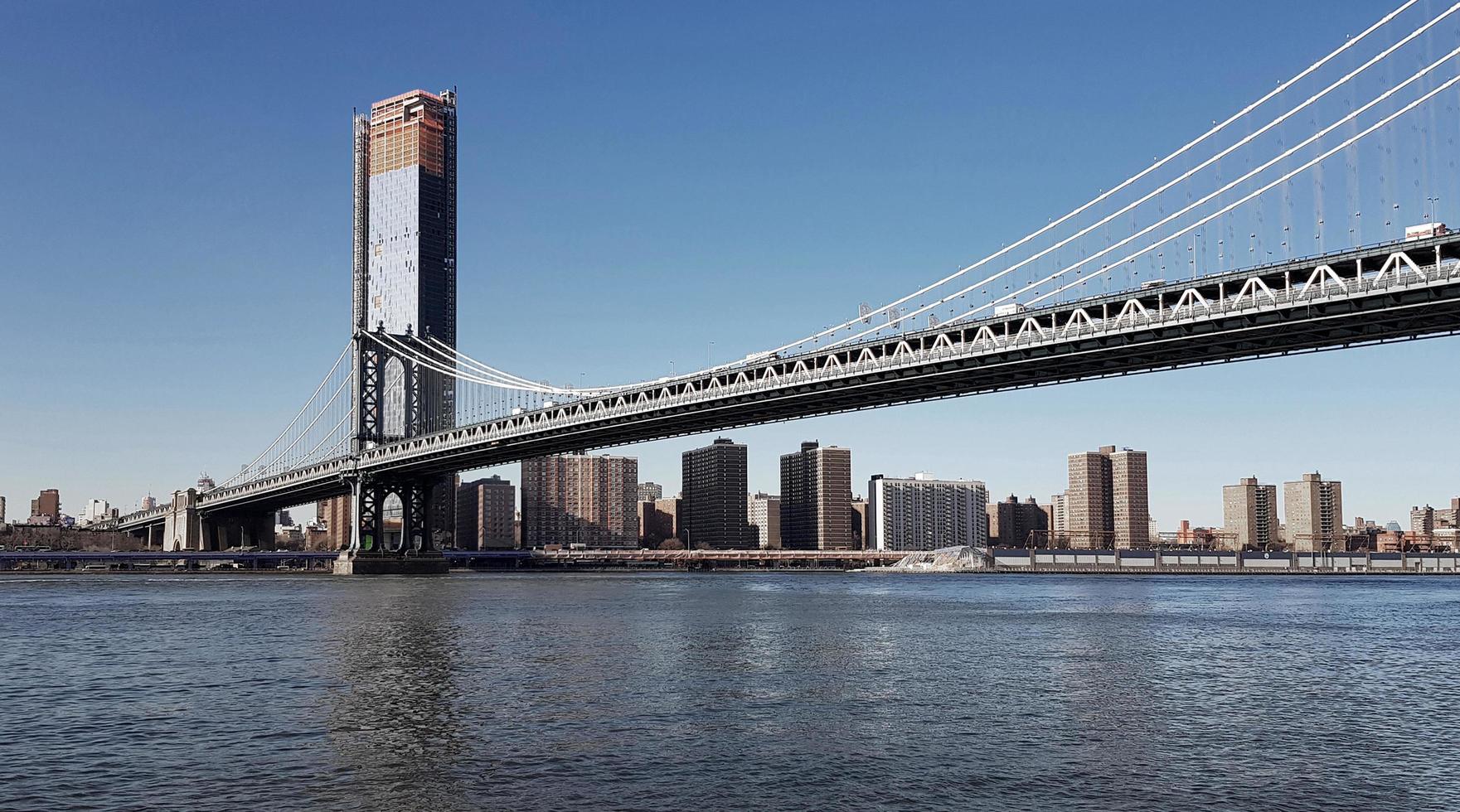 vista di New York City con il ponte di Manhattan in primo piano foto