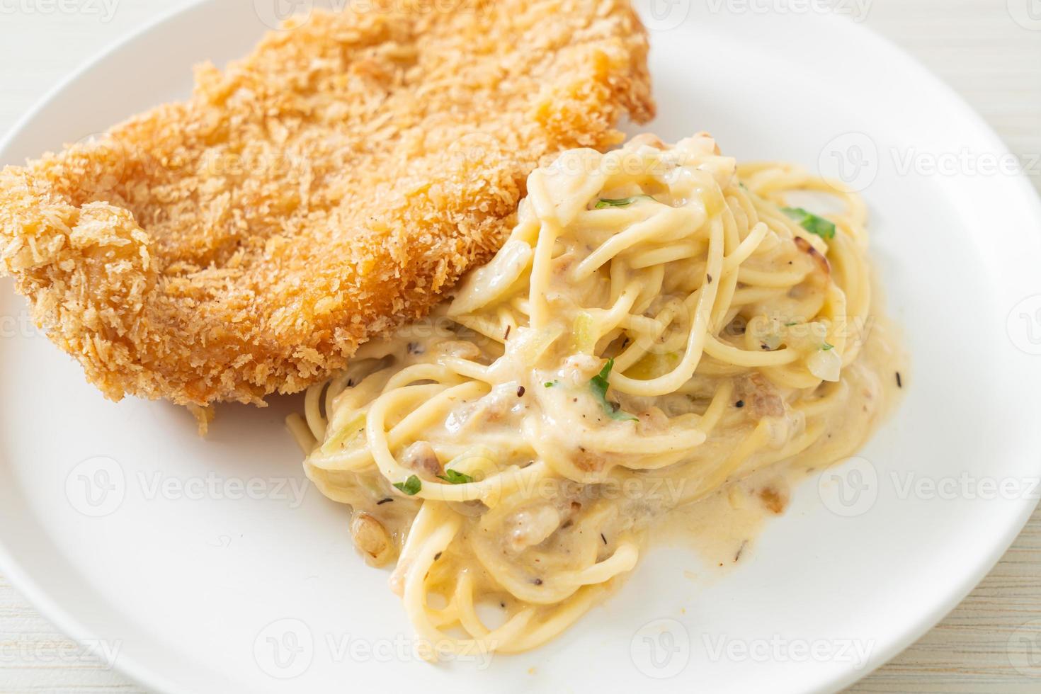 spaghetti alla panna bianca con salsa di pesce fritto foto