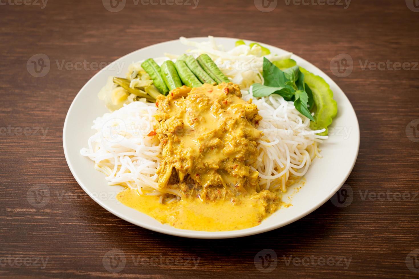 spaghetti di riso thai con curry di granchio e verdure varie foto