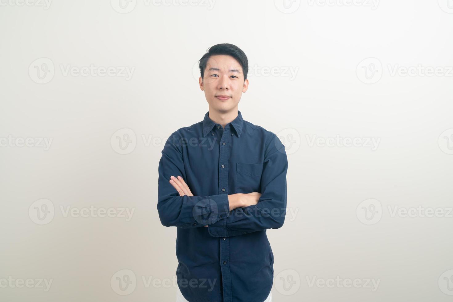 felice uomo asiatico sorridente su sfondo bianco foto