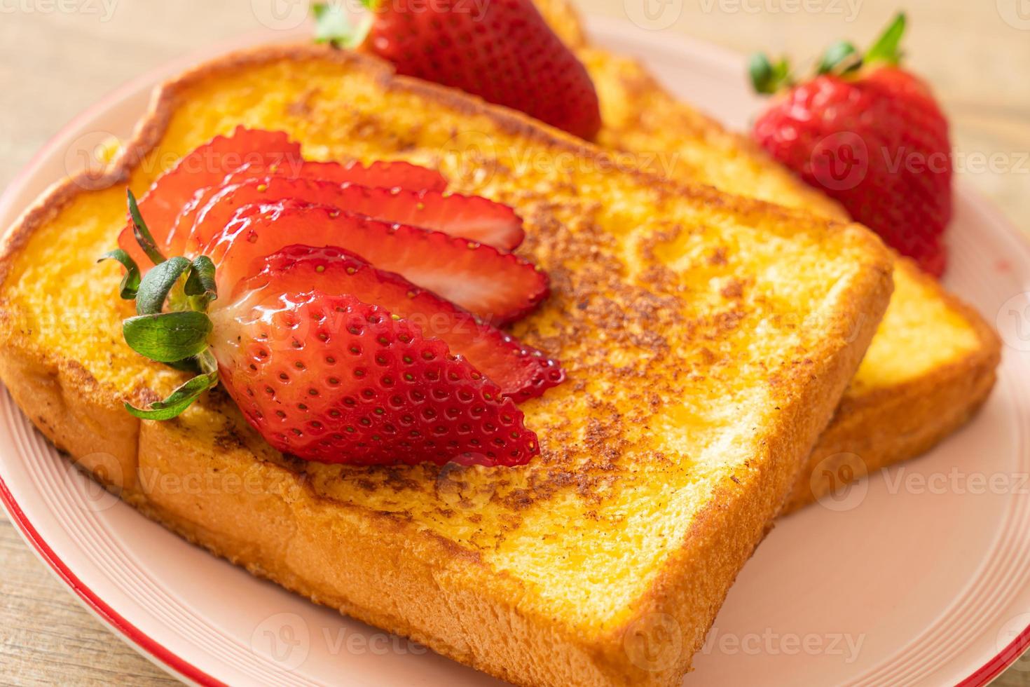 toast alla francese con fragole fresche foto