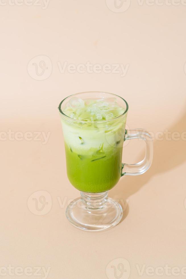 latte freddo al tè verde matcha nel bicchiere foto