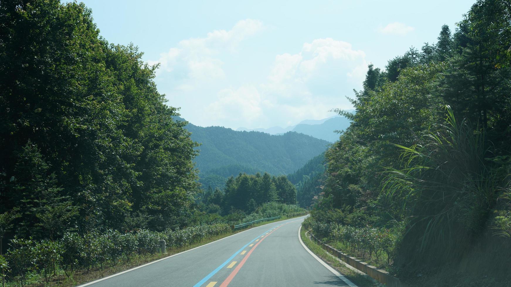 una strada di campagna attraverso le montagne nella campagna cinese in primavera foto