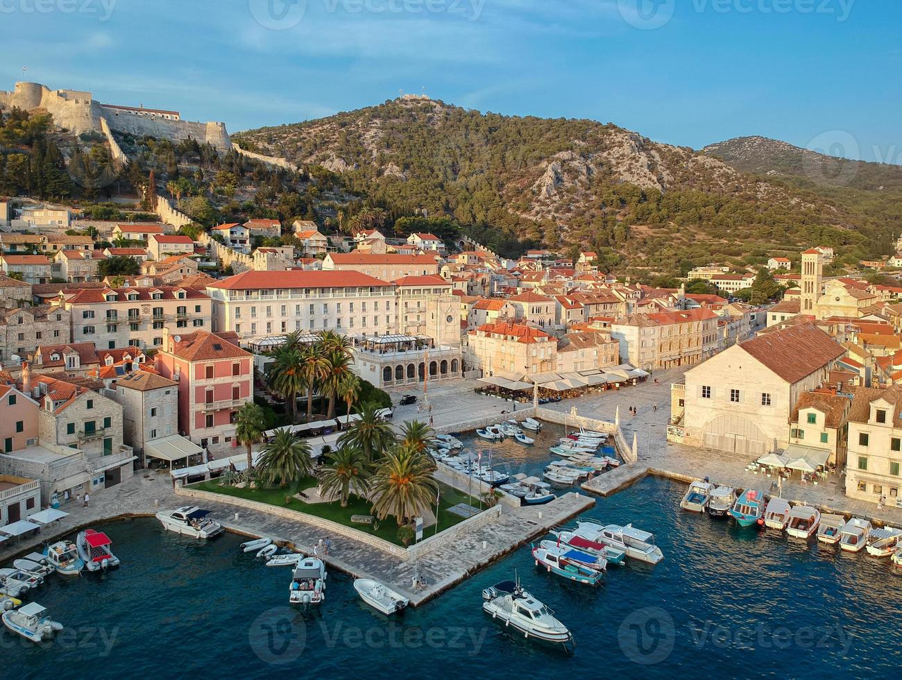 porto di hvar al tramonto, isola di hvar, croazia. foto