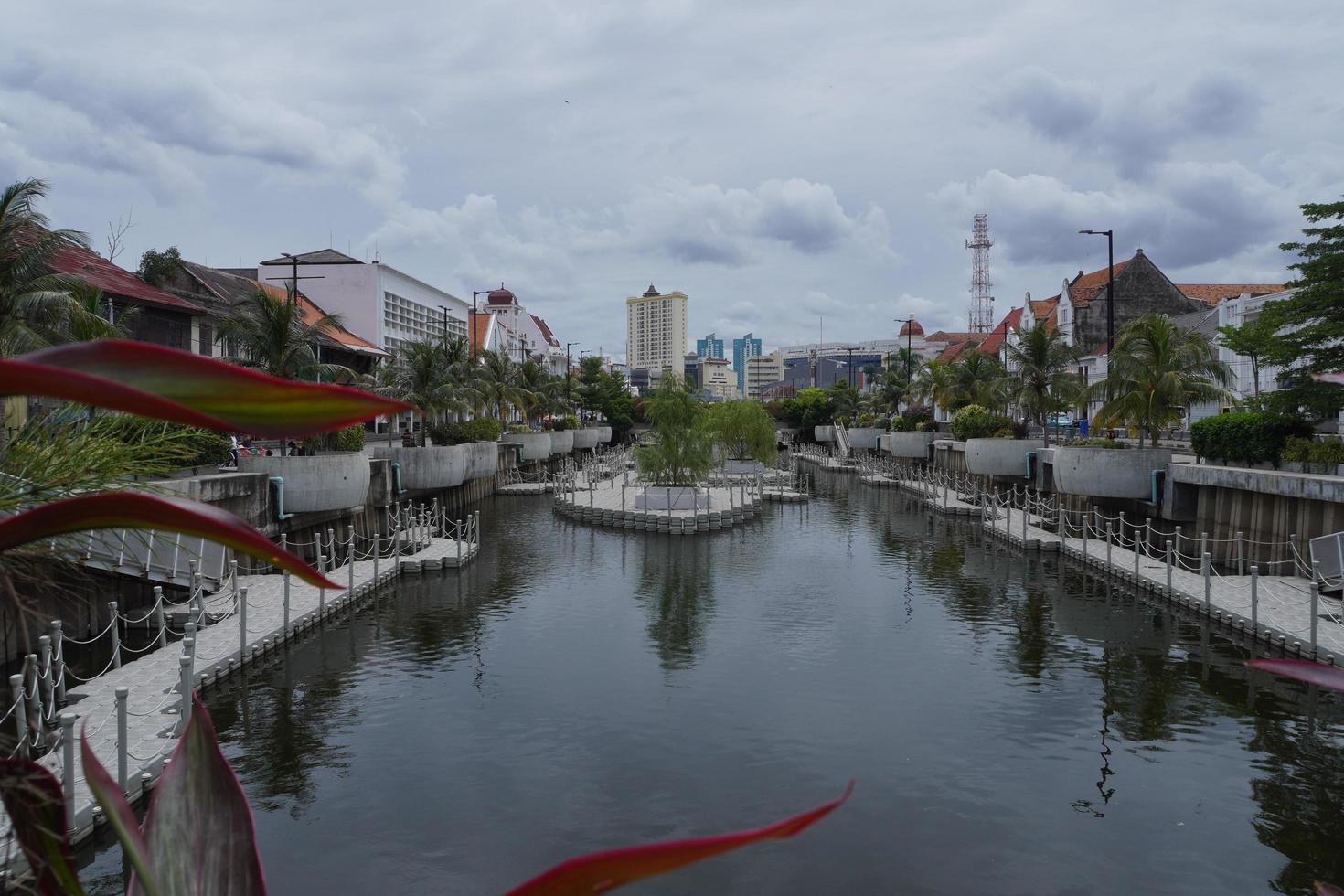 kali besar de groote rivier situato a kota tua. kali besar una delle destinazioni turistiche di kota tua con i vecchi edifici lungo il fiume. foto