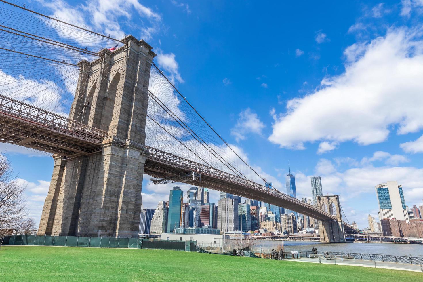 ponte di brooklyn con il centro di manhattan e il paesaggio urbano in una giornata di sole con cielo azzurro chiaro new york usa foto