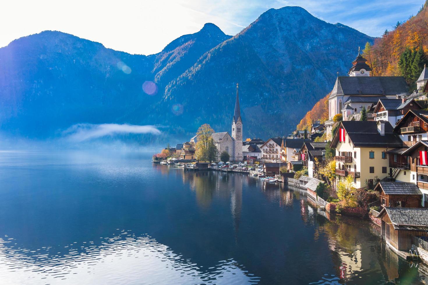 villaggio di montagna di hallstatt in una giornata di sole dal classico punto di vista da cartolina salzkammergut austria foto