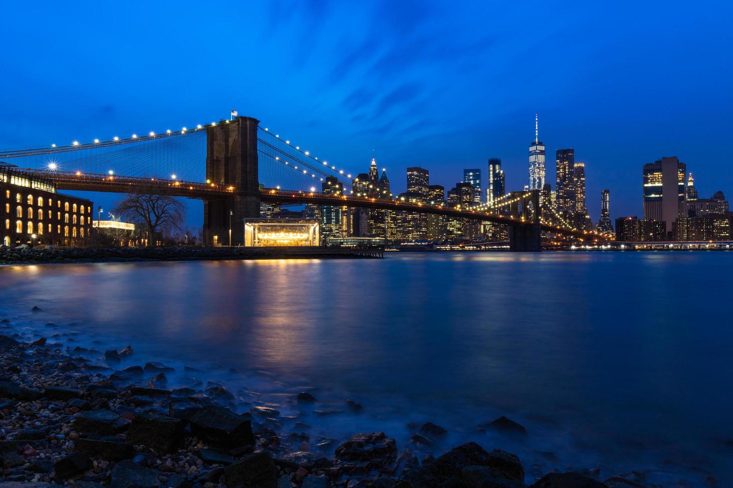 ponte di brooklyn nel centro di manhattan con paesaggio urbano di notte new york usa foto