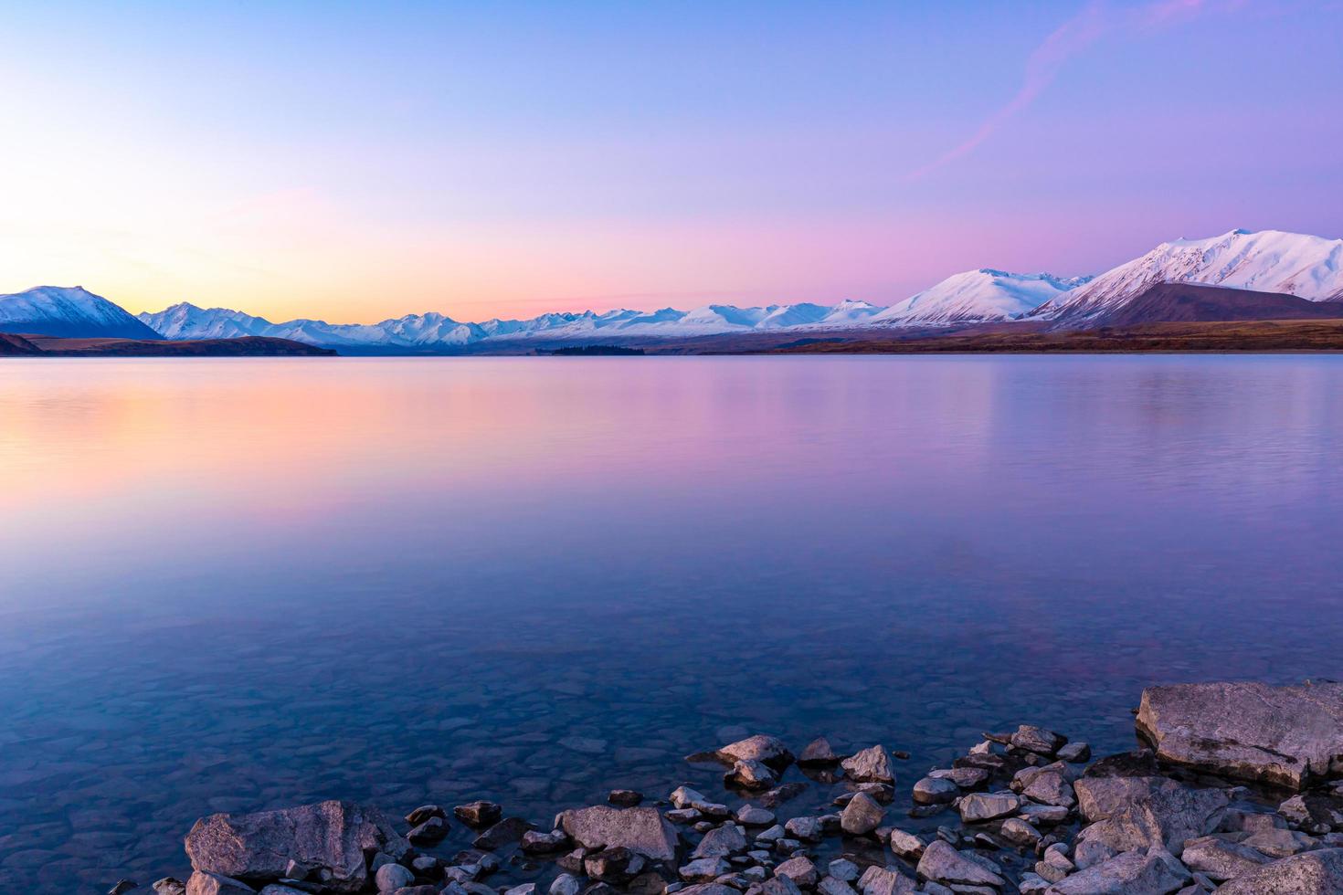 lago tekapo paesaggio di montagna isola del sud nuova zelanda tramonto foto