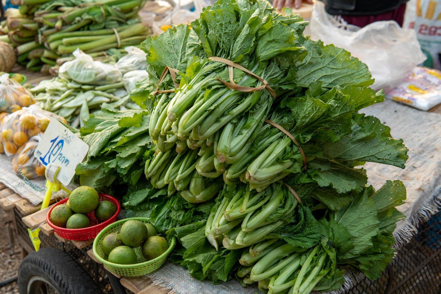 mercato notturno nella città di mae sariang nel nord della Thailandia foto