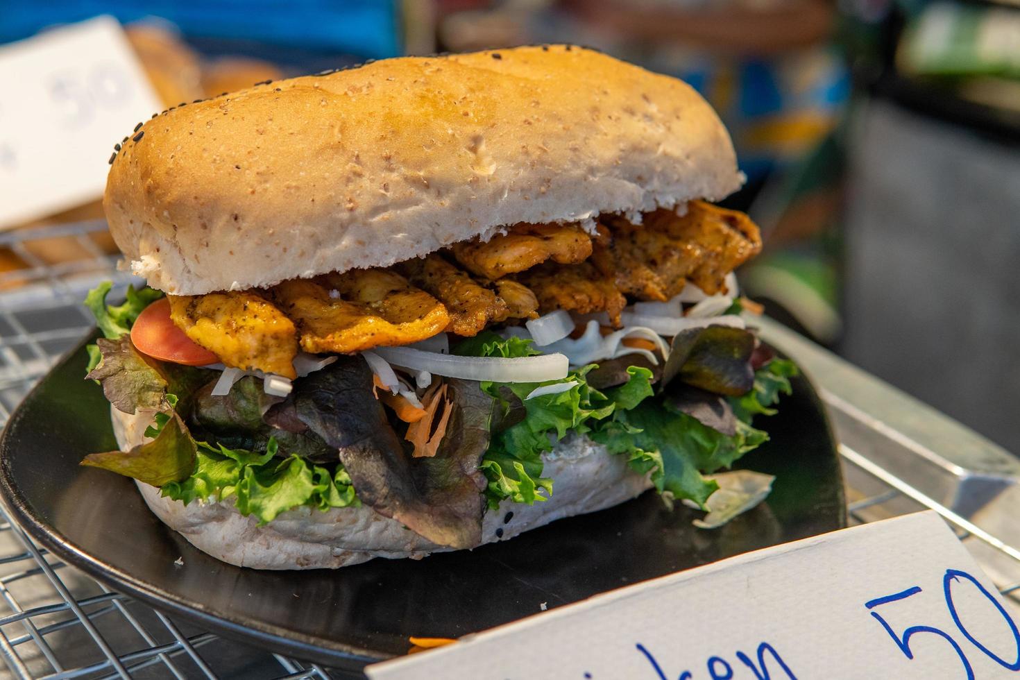 sandwich di pollo alla griglia in vendita nel nord della Thailandia foto