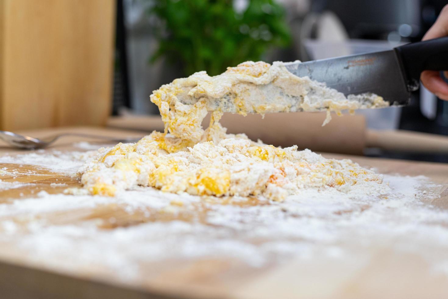 ingredienti per la preparazione della pasta fatta in casa. uova mescolate con farina. foto