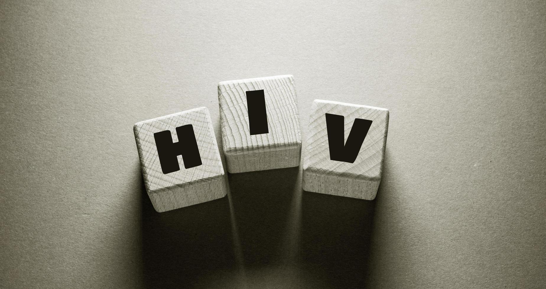 parola hiv con cubi di legno foto