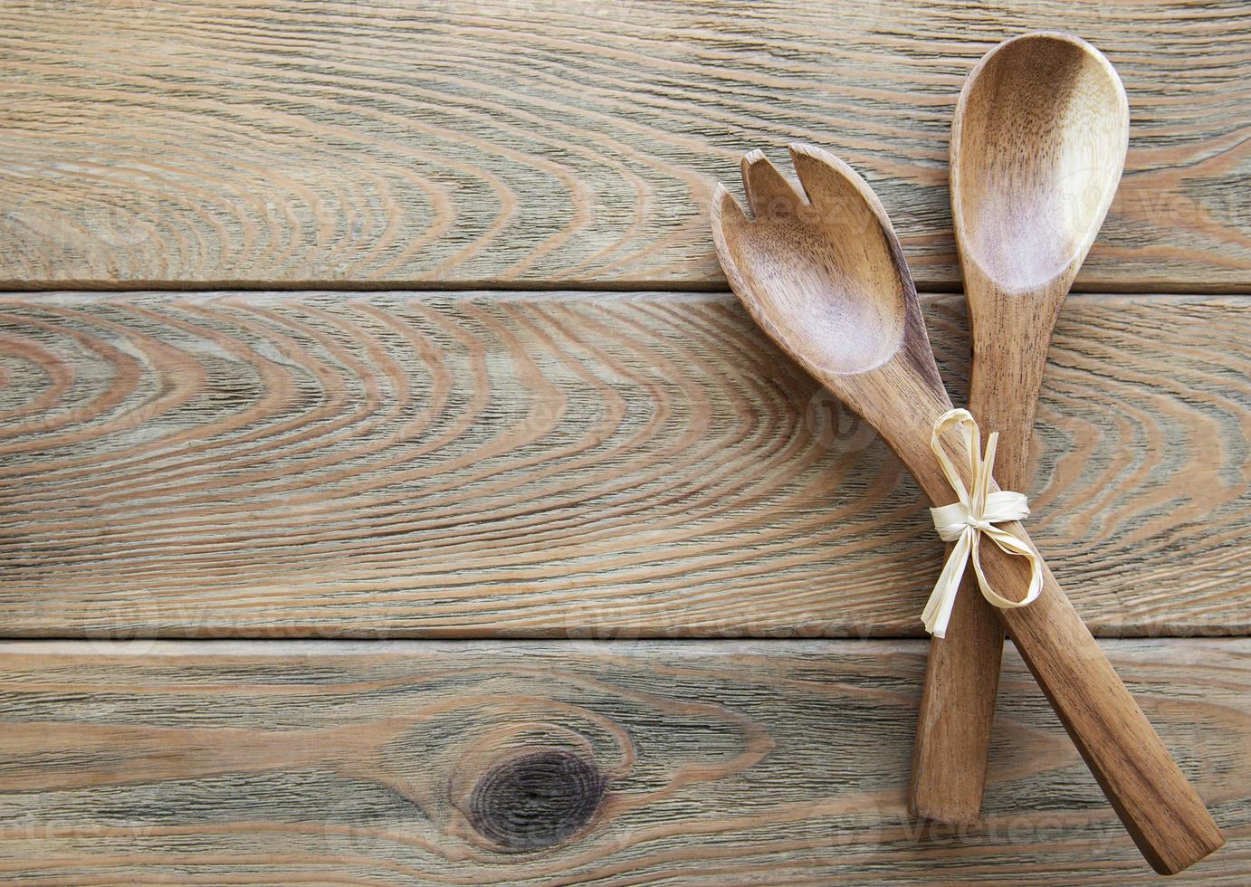 due cucchiai di insalata di legno foto