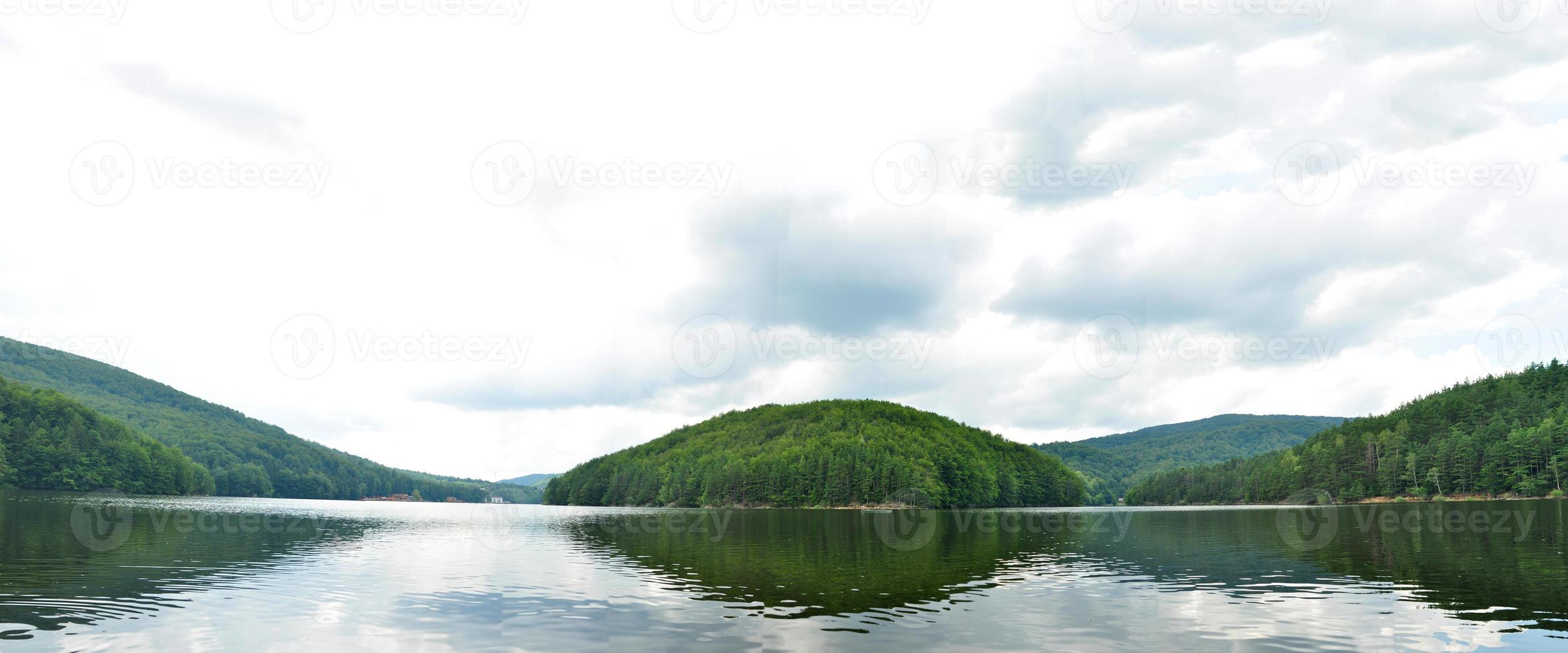 lago gozna romania foto