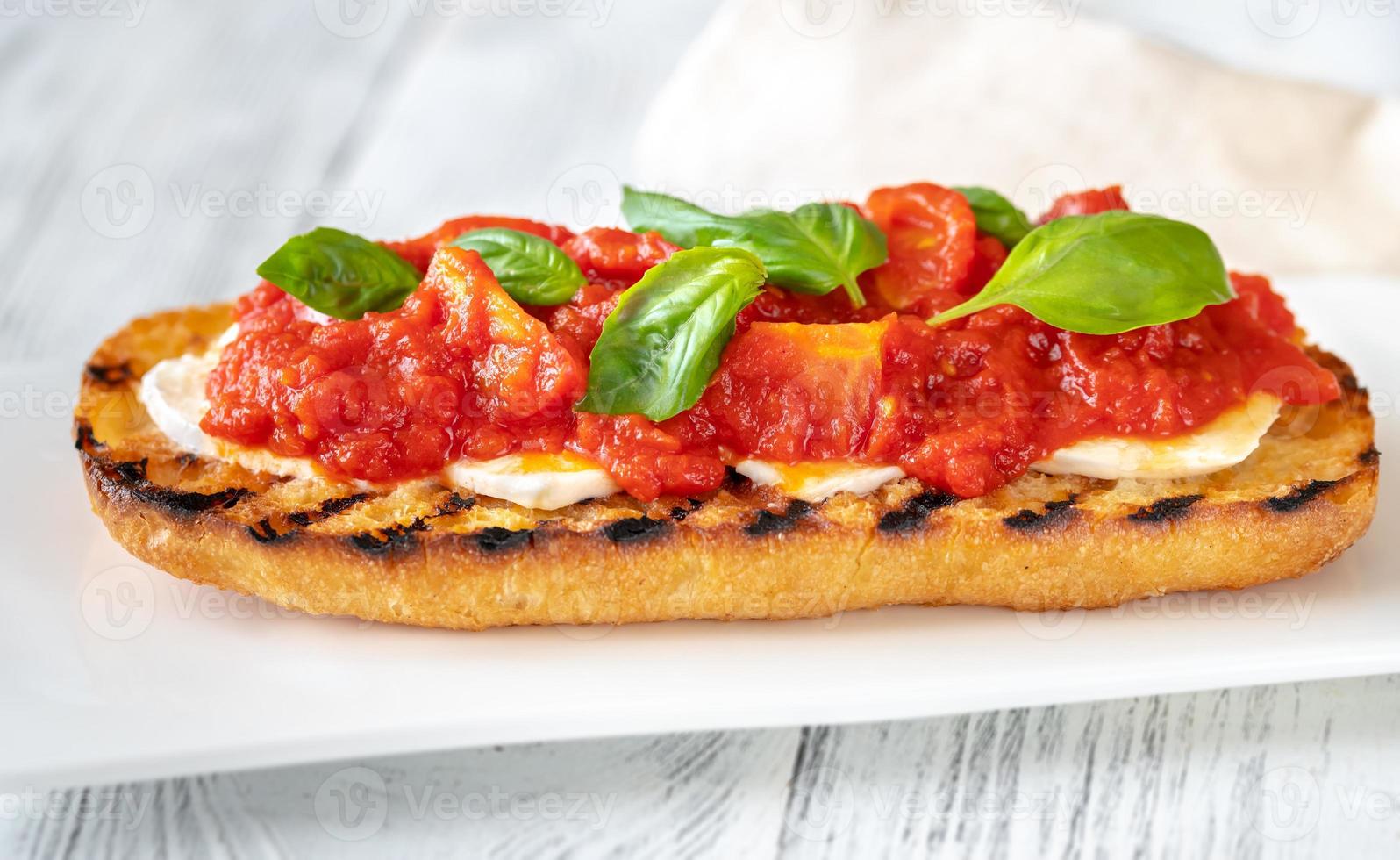 pane grigliato con mozzarella e pomodori foto