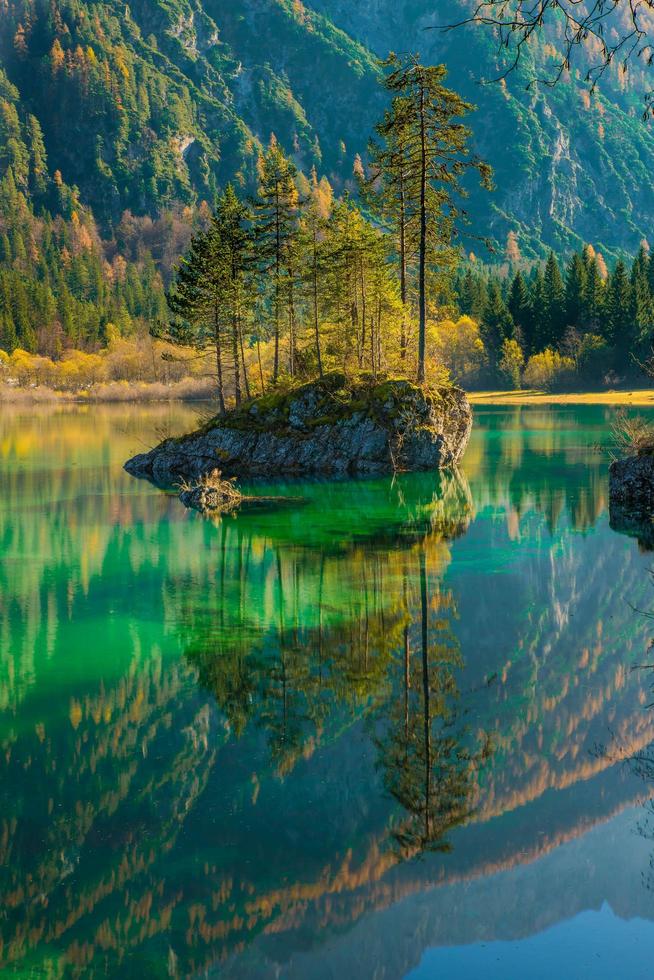 bellissima natura vista panoramica del lago sullo sfondo della foresta con la montagna del fiume foto