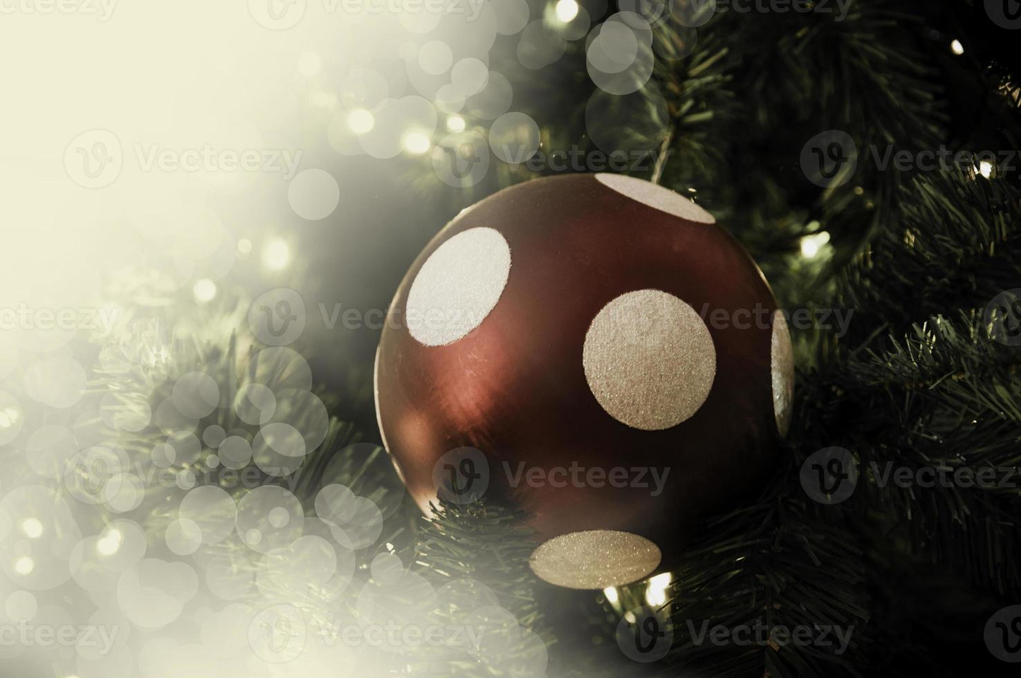 primo piano della pallina rossa che pende da un albero di natale decorato. effetto filtro retrò. foto