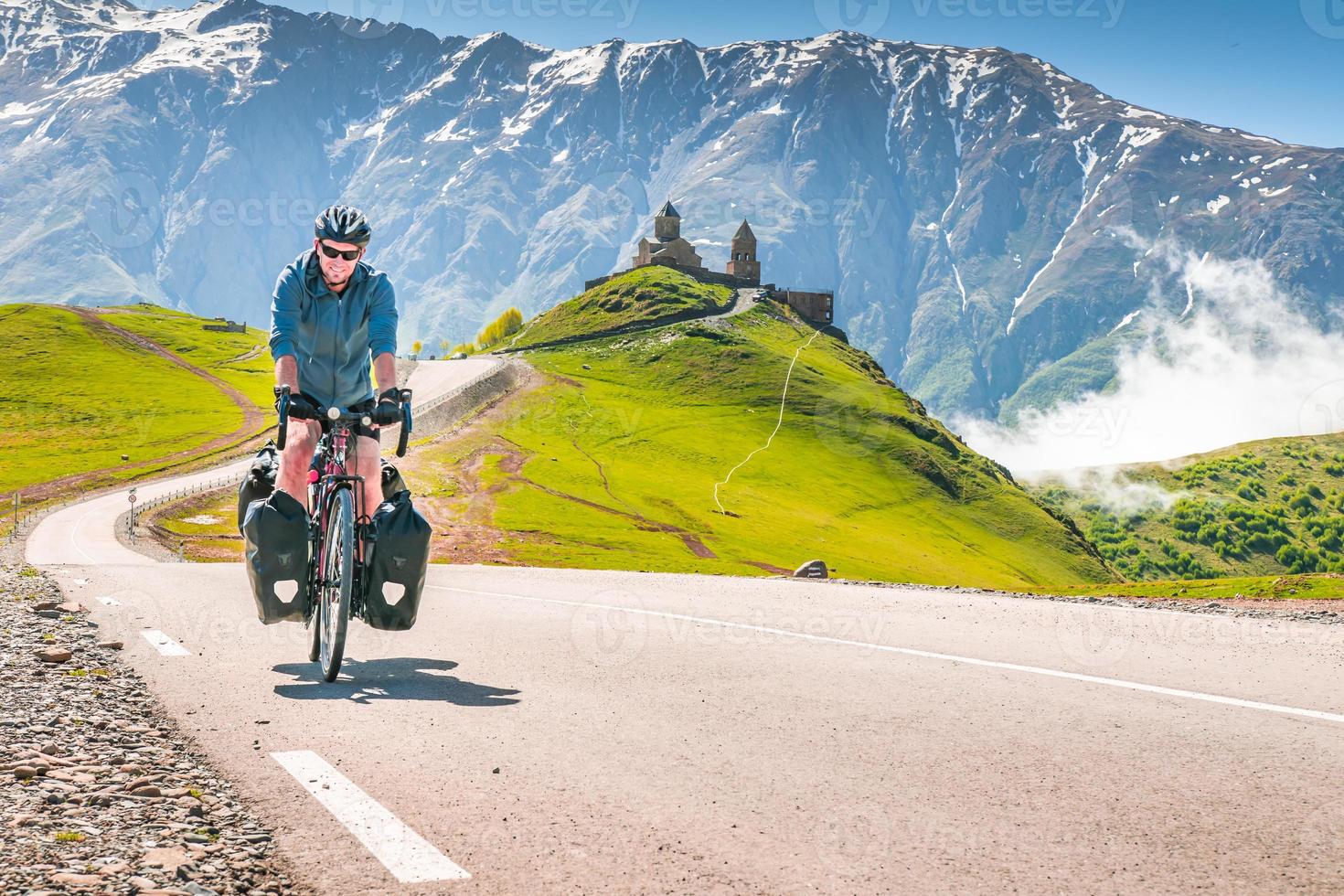 ciclista in bicicletta in montagne panoramiche foto