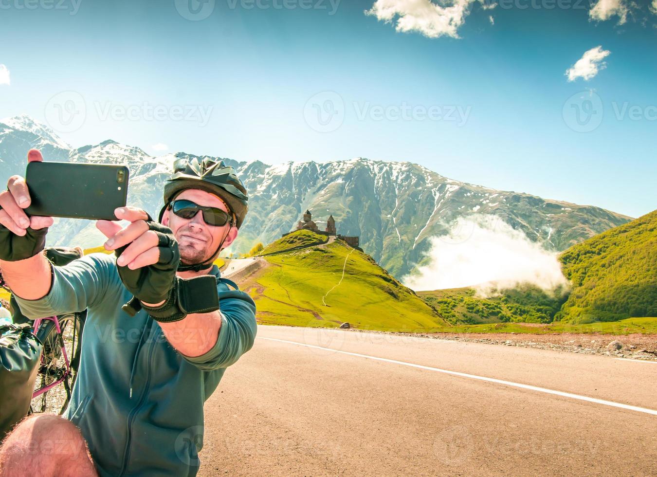 il ciclista si fa un selfie foto