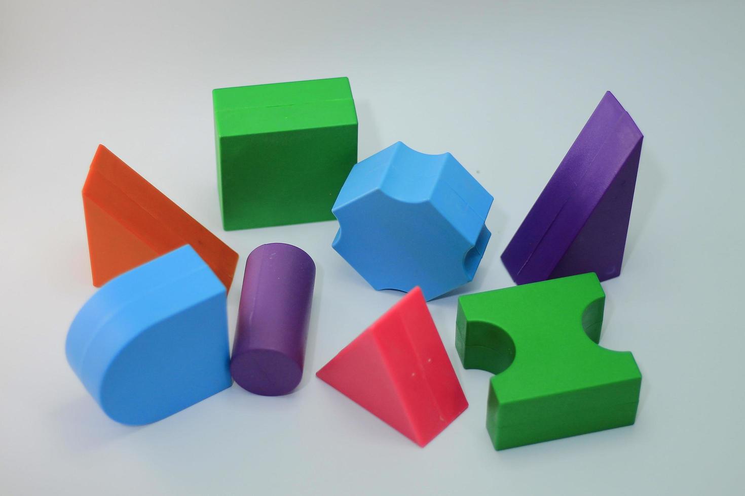blocchi di giocattoli unici e colorati per i bambini. giocattolo educativo per bambini. foto