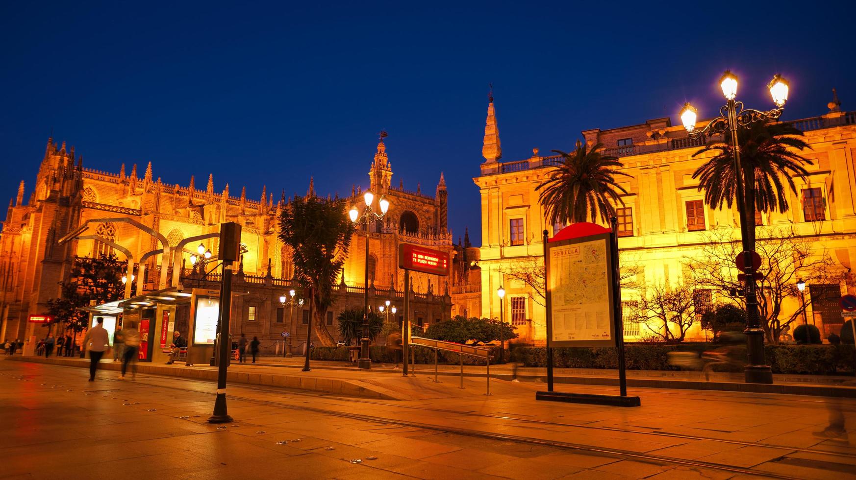 siviglia, spagna - 18 febbraio 2020 - la cattedrale gotica di siviglia e l'archivio generale delle indie, un sito del patrimonio mondiale dell'unesco a siviglia, in spagna. foto