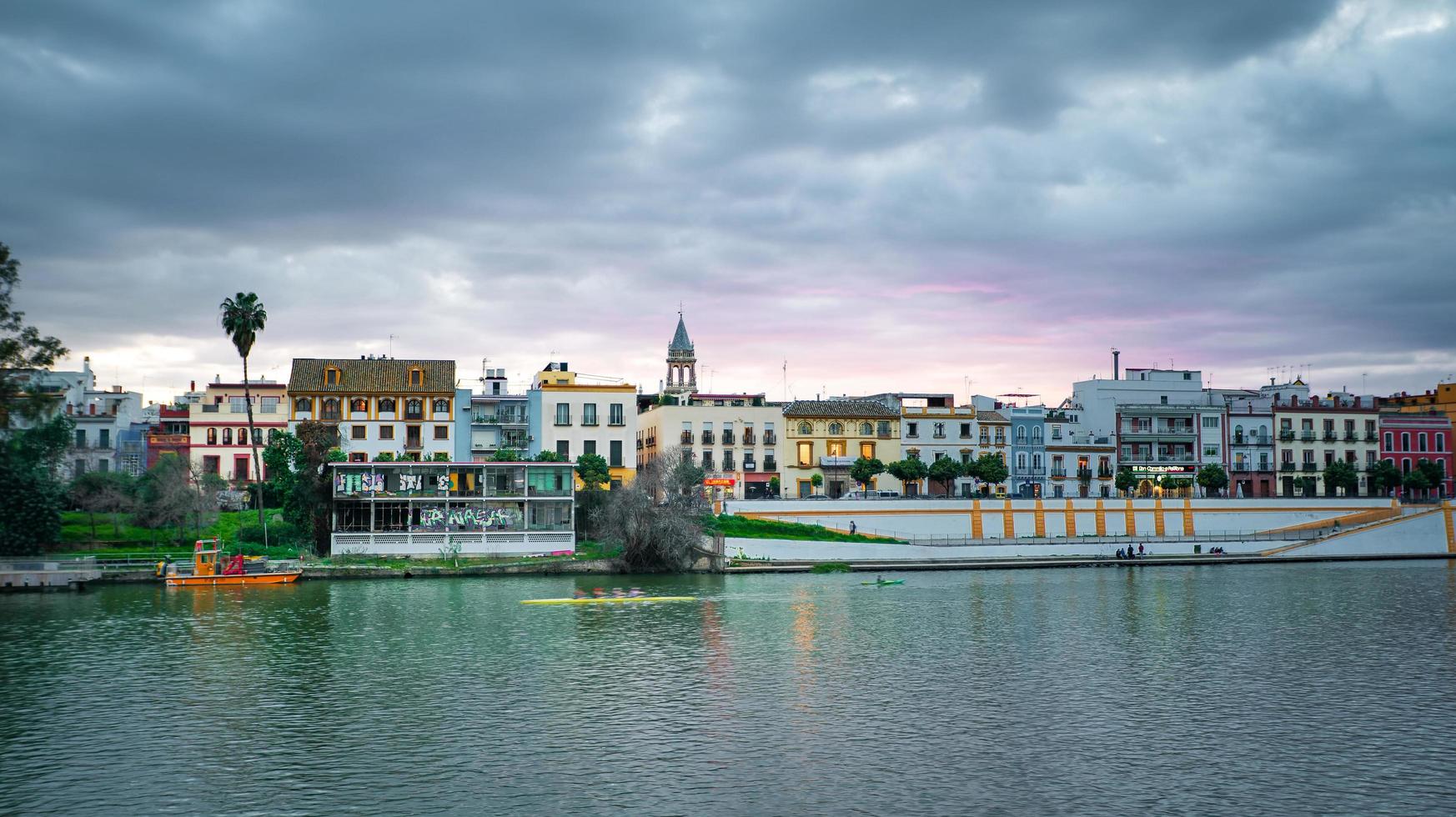 siviglia, spagna - 15 febbraio 2020 - la riva del fiume guadalquivir vicino al ponte di triana a siviglia, in spagna. foto