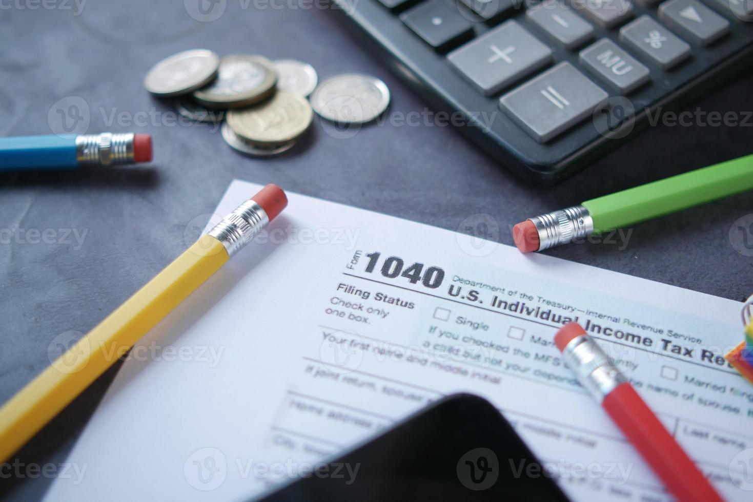 primo piano di un modulo di dichiarazione dei redditi e penna sul tavolo. foto