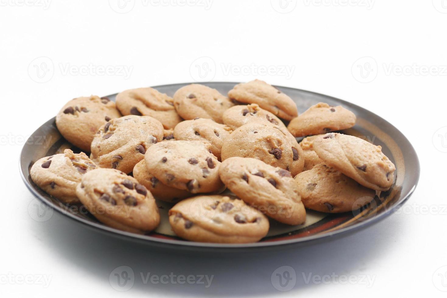 Biscotti con gocce di cioccolato sul tavolo da vicino foto