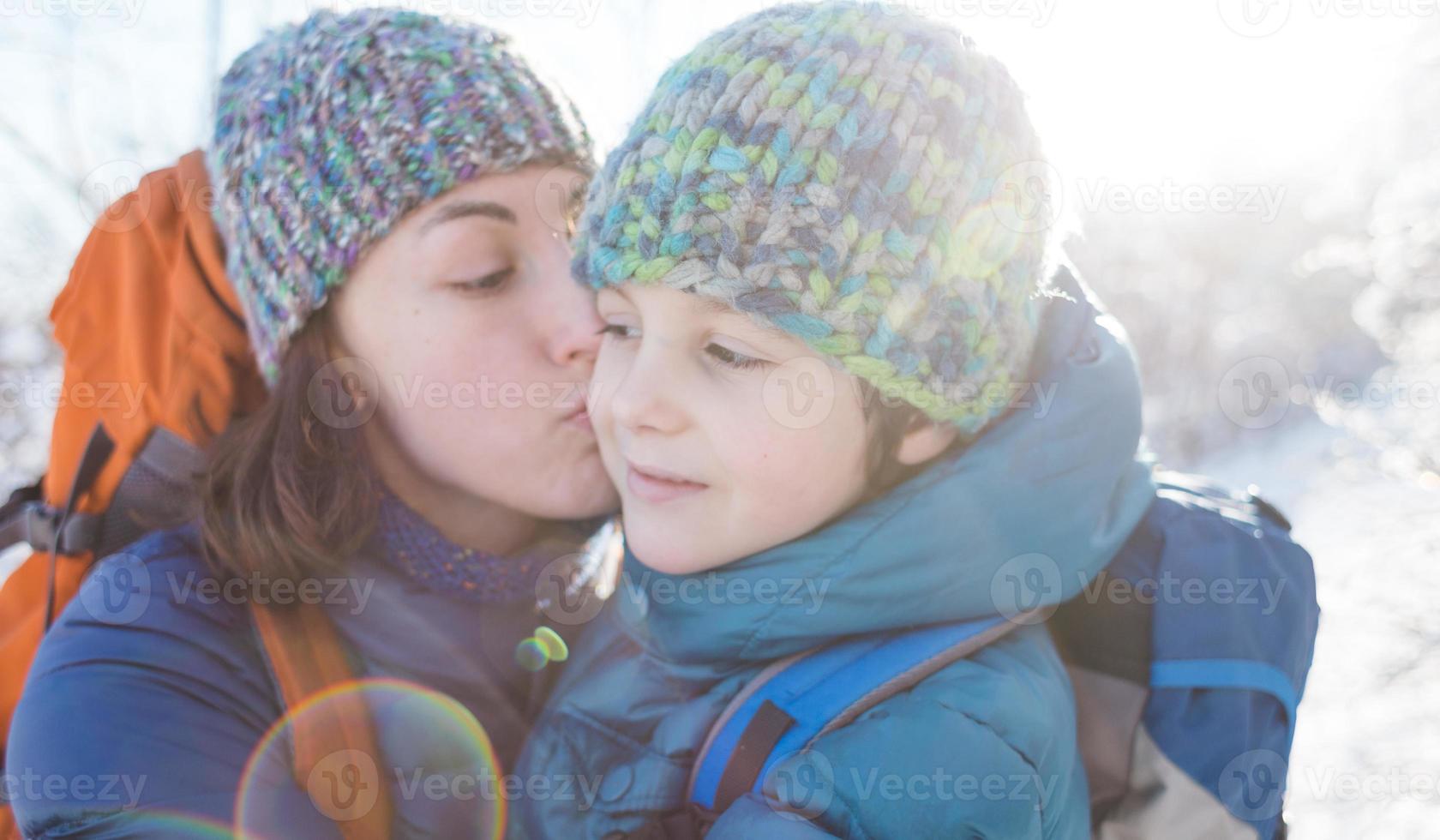 la mamma bacia e abbraccia suo figlio. foto