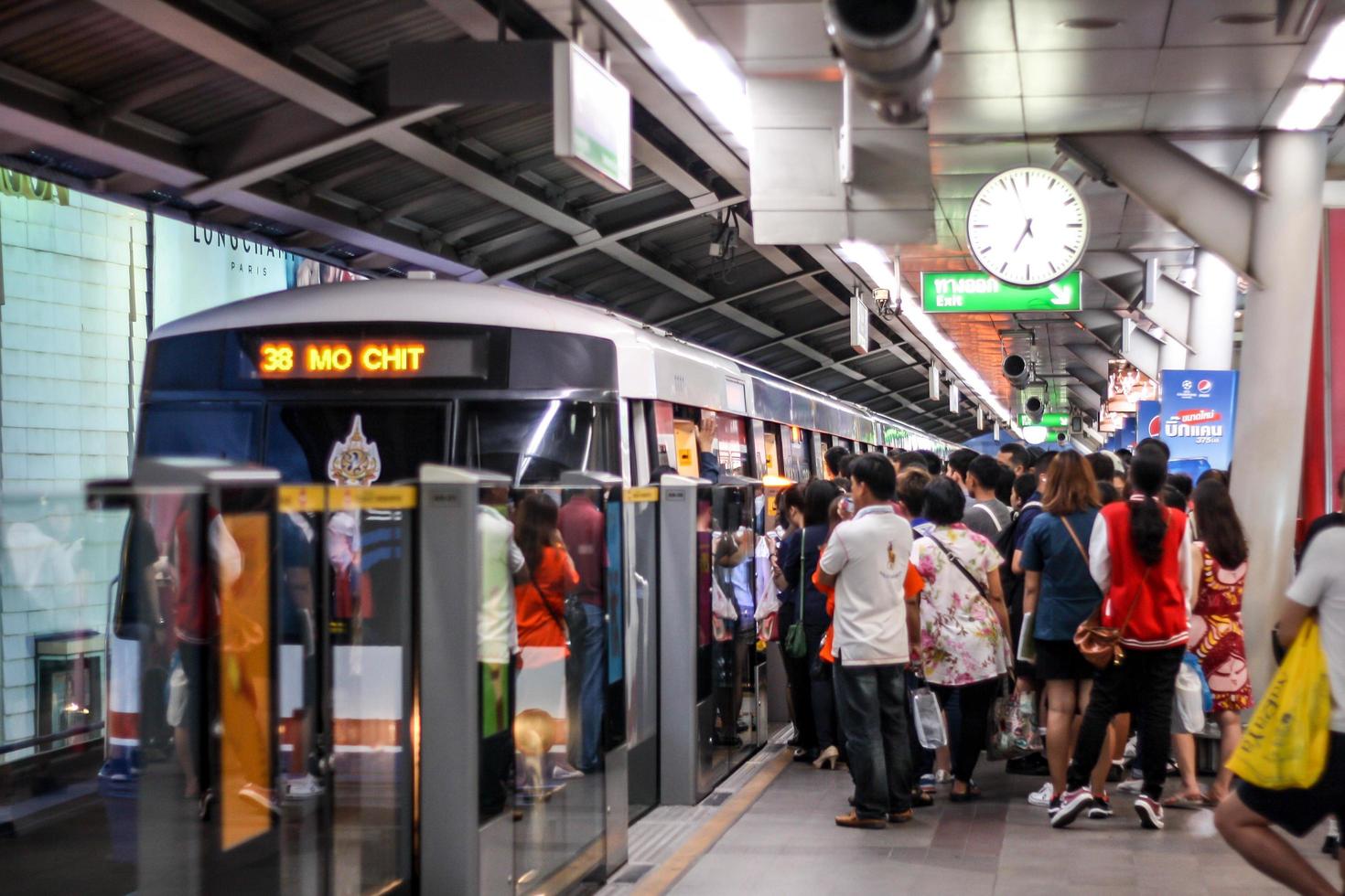 bts siam bangkok thailandia 20 giugno 2016 .passengers che viaggiano a siam sky train station bts il 20 giugno 2016 in thailandia. i passeggeri stanno aspettando che il treno parta. foto