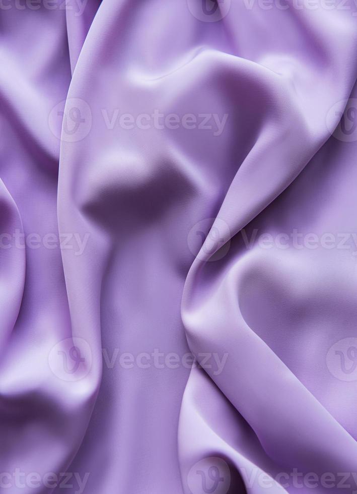 bella liscia elegante seta viola viola satinata, trama del tessuto, sfondo astratto foto