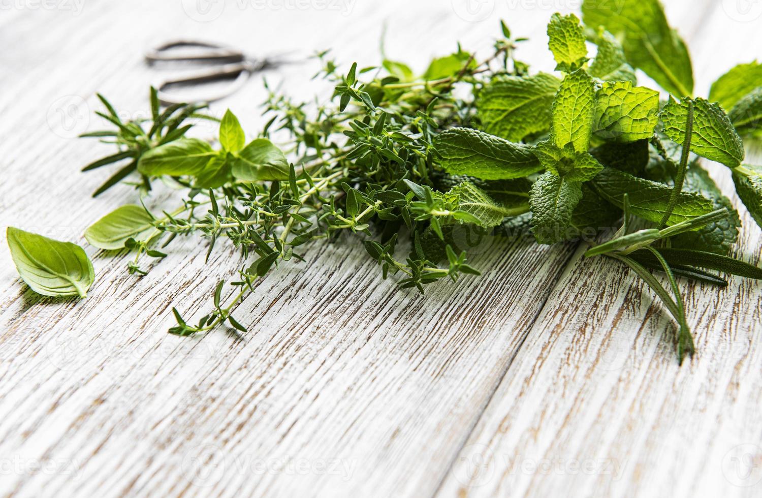 erbe fresche tagliate nel giardino di casa, su un tavolo rustico in legno foto