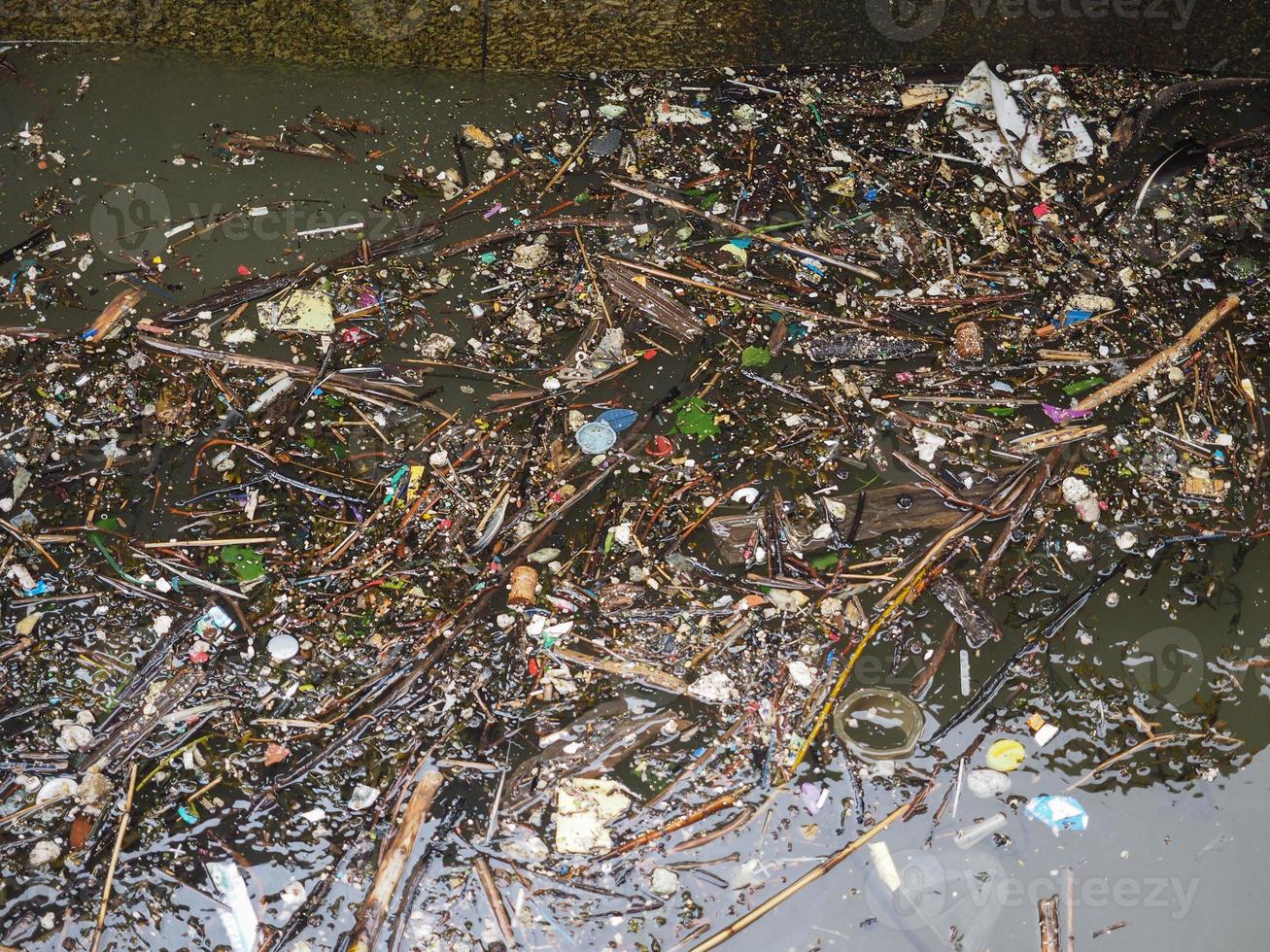 inquinamento del canale d'acqua foto