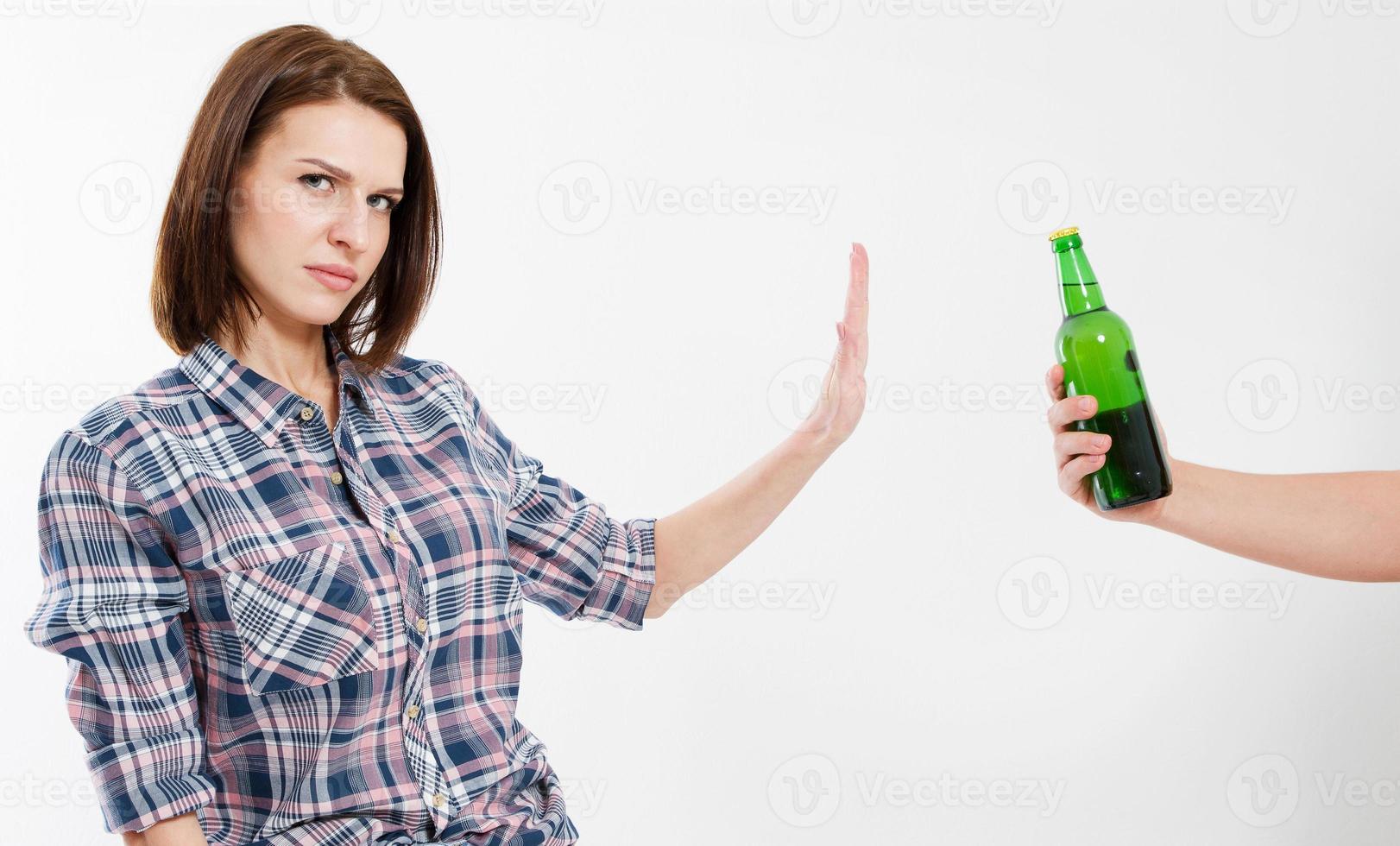 bevanda alcolica rifiutata femminile isolata su priorità bassa bianca. concetto anti-alcol. copia spazio isolato foto