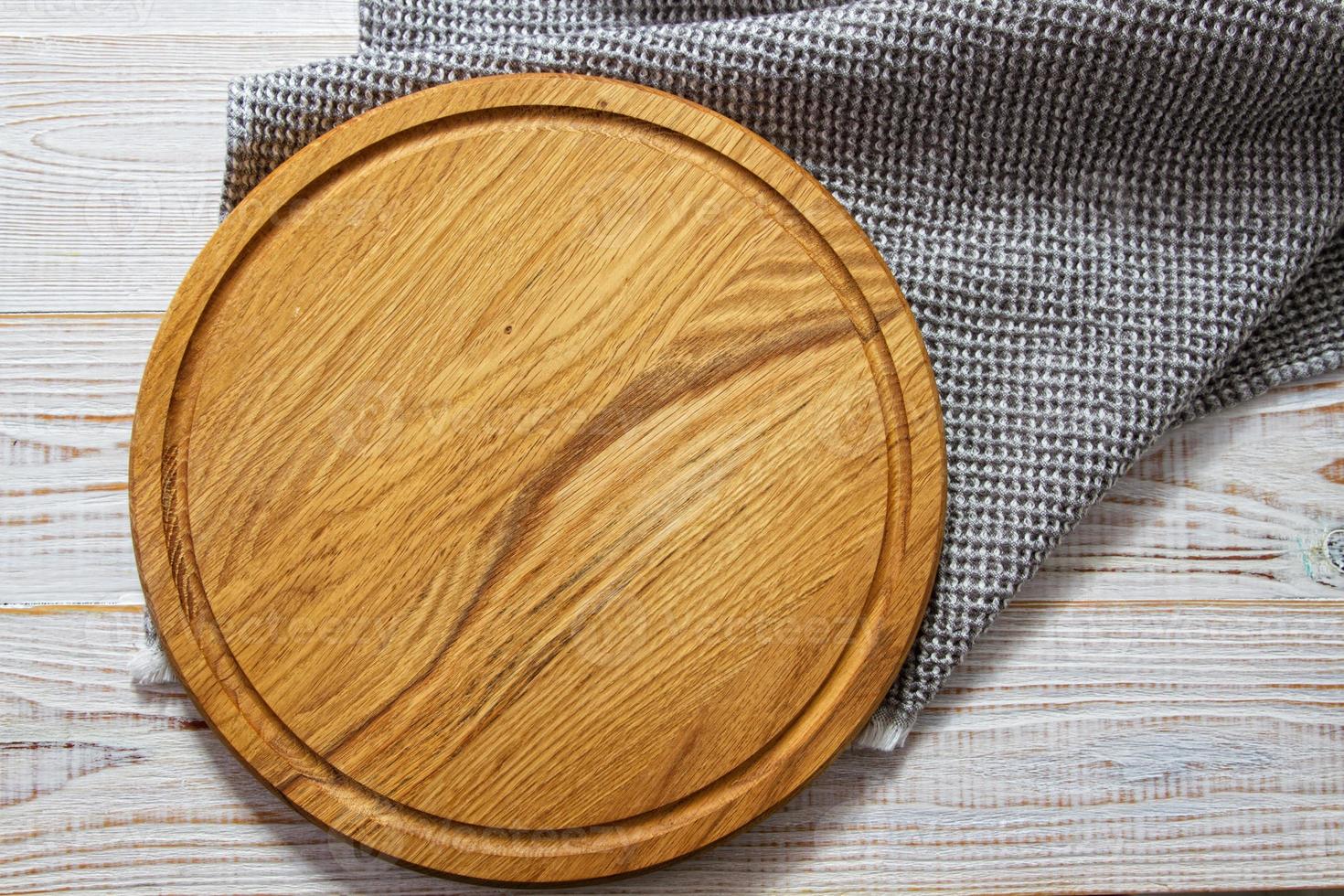 tavola di legno mock up e vista dall'alto del tovagliolo grigio sul tavolo di legno foto