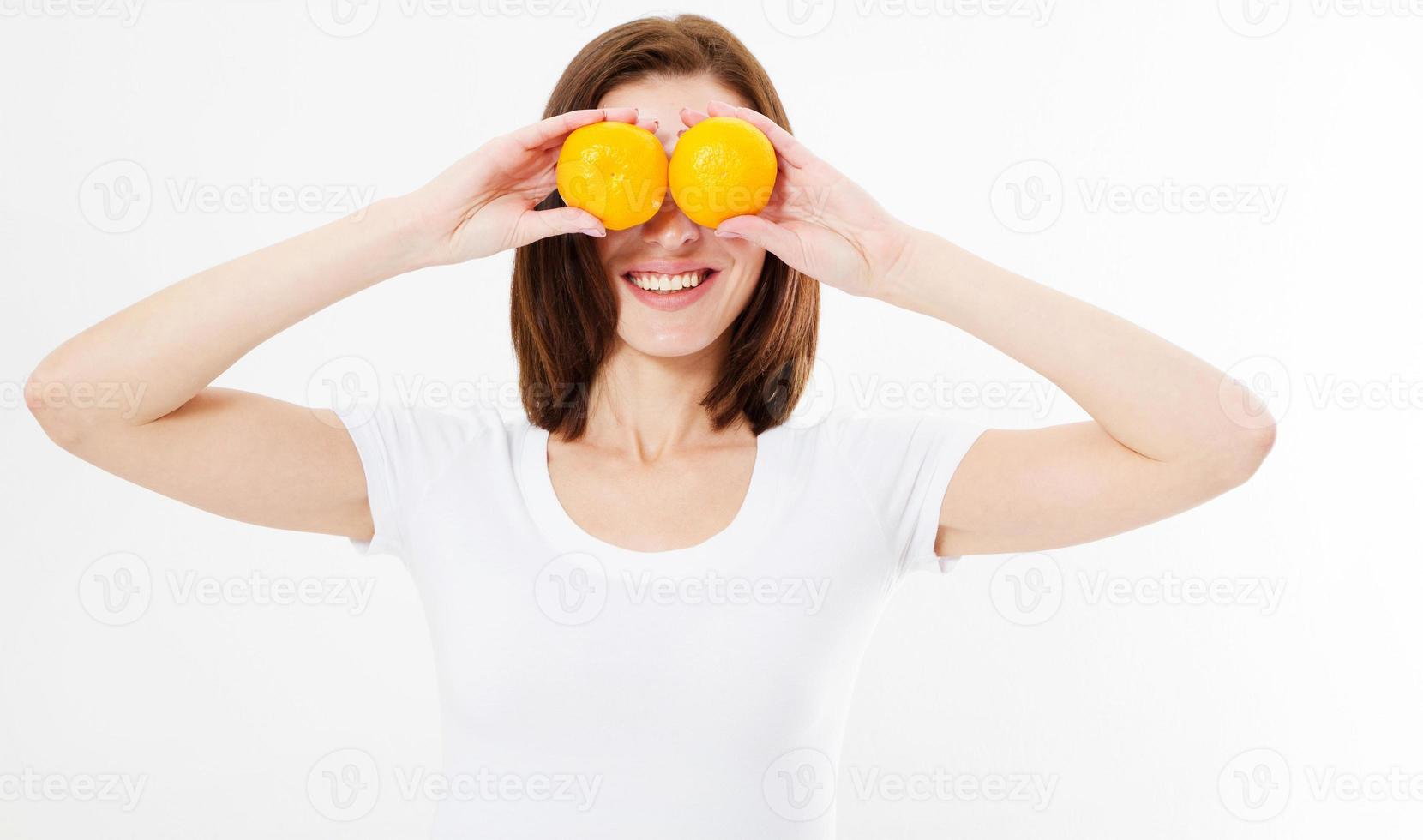 ritratto di bella donna con mandarini isolati su sfondo bianco foto