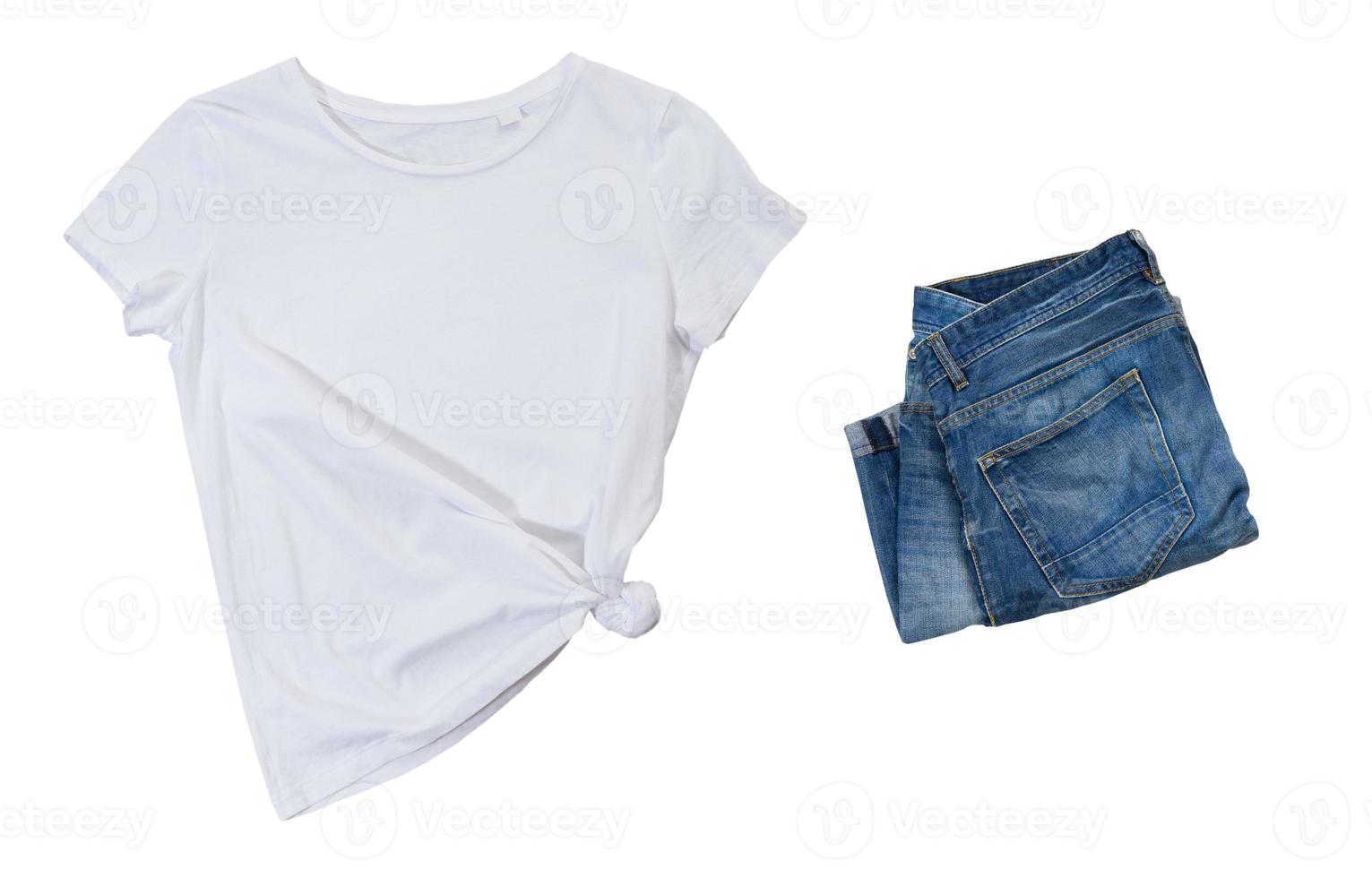 maglietta bianca vuota e denim blu su sfondo bianco, maglietta nera mock up e jeans blu, maglietta vuota foto
