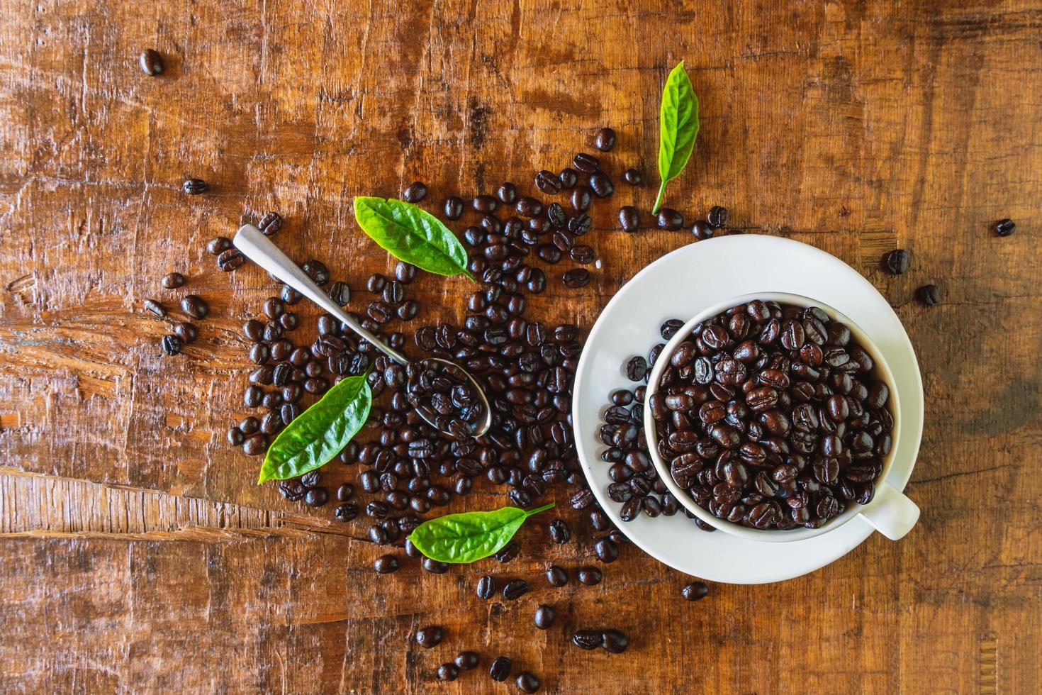 chicchi di caffè tostati in una tazza foto