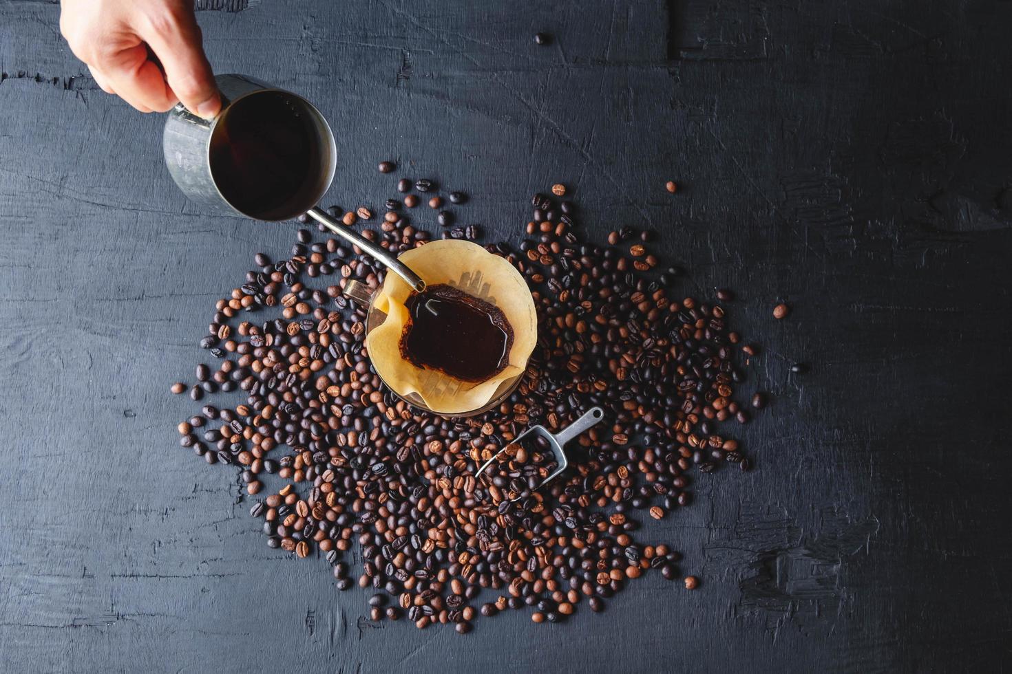 metodo di preparazione del caffè da barista versare sul caffè a goccia foto