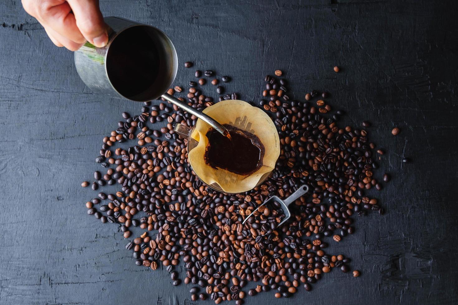 metodo di preparazione del caffè da barista versare sopra il caffè a goccia foto