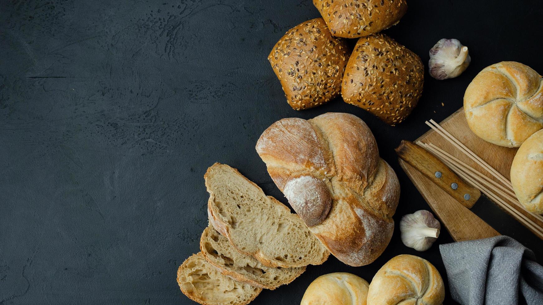 pane fresco su sfondo scuro foto