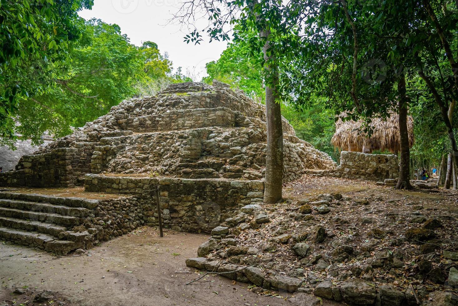 nohoch mul piramide presso le antiche rovine della città maya coba foto