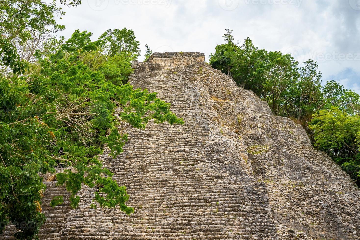 nohoch mul piramide presso le antiche rovine della città maya coba foto