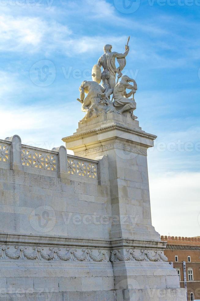 statua che rappresenta la forza davanti al vittoriano a roma foto