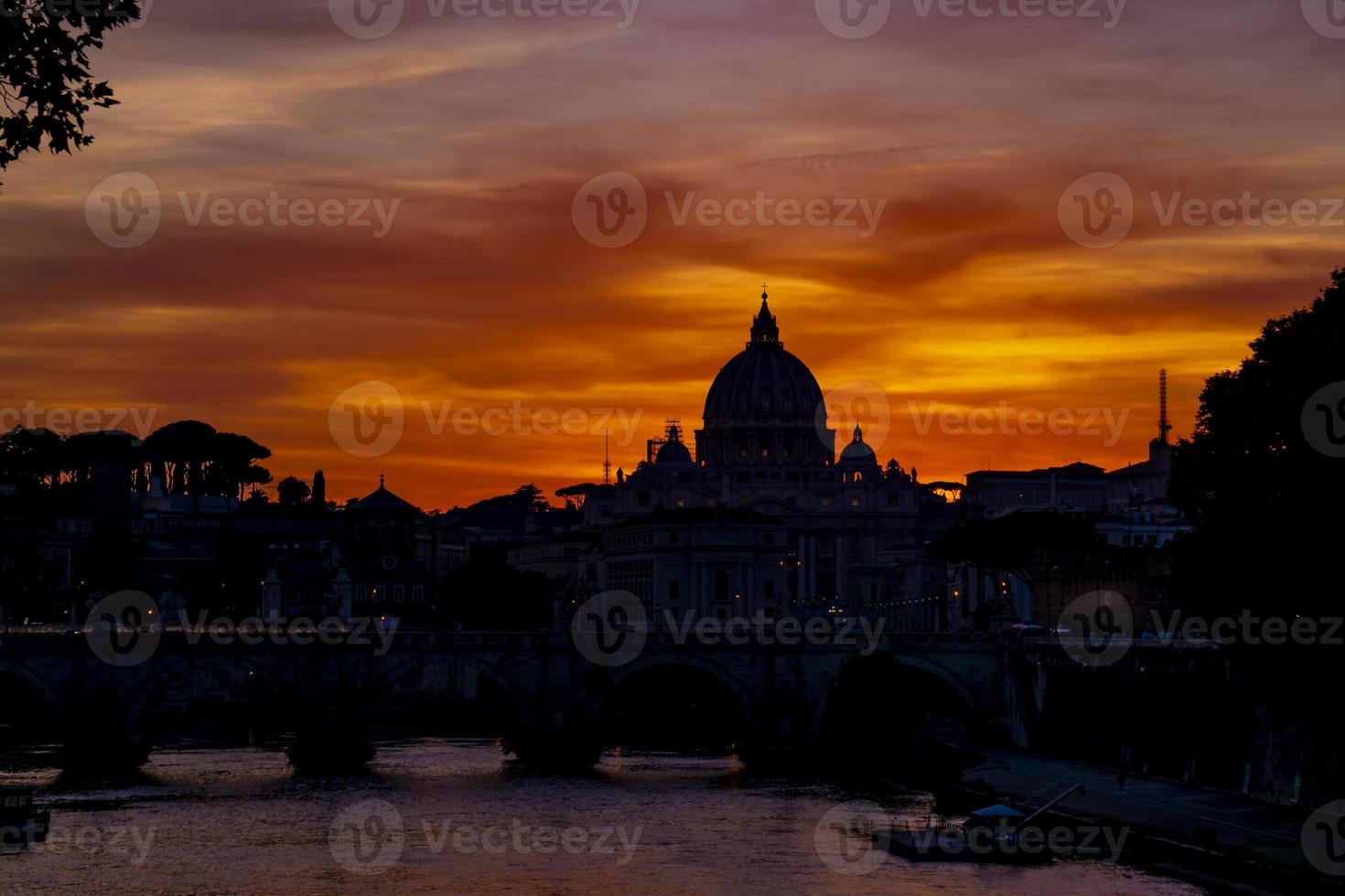 Vista al tramonto alla basilica di san pietro nella città del vaticano, roma foto