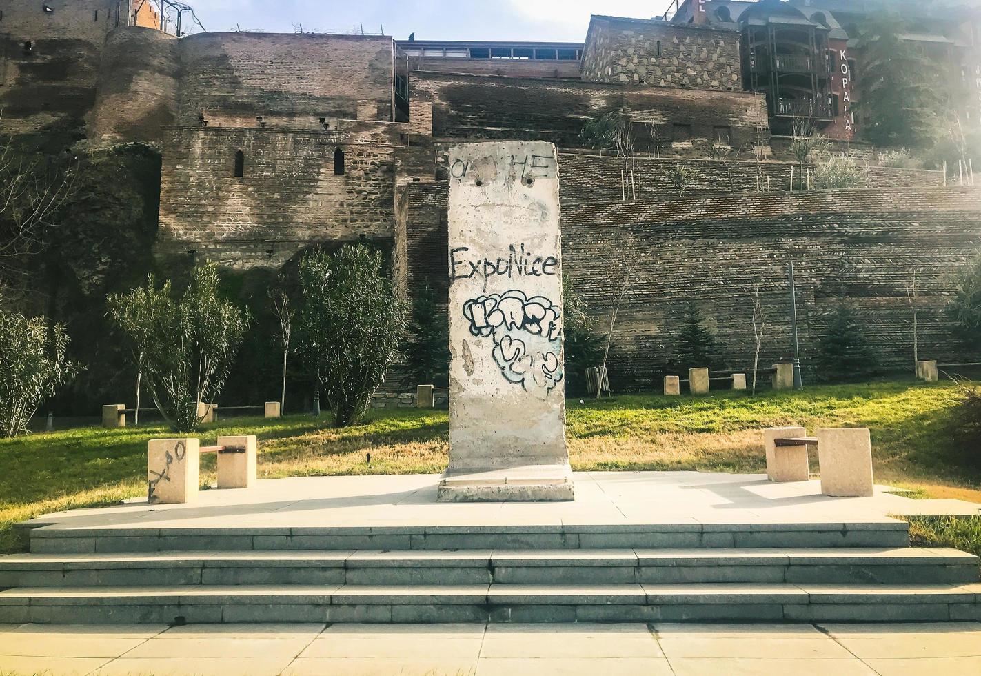 muro di cemento del memoriale del muro di berlino con scritte graffiti foto