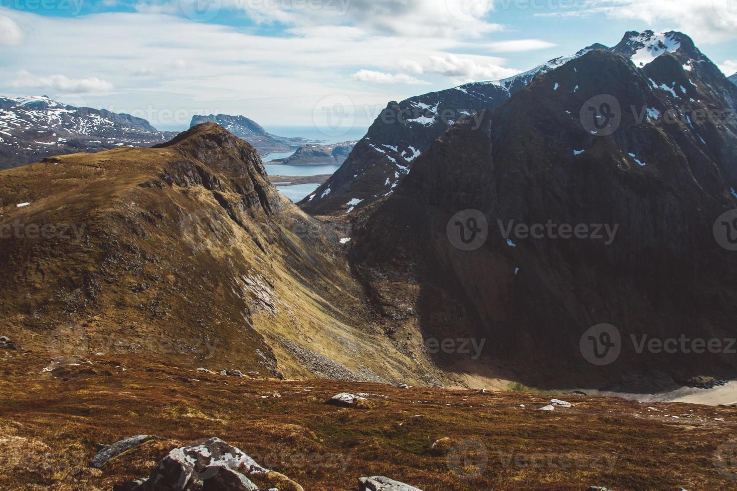 Norvegia montagne e paesaggi sulle isole lofoten. paesaggio scandinavo naturale. posto per testo o pubblicità foto