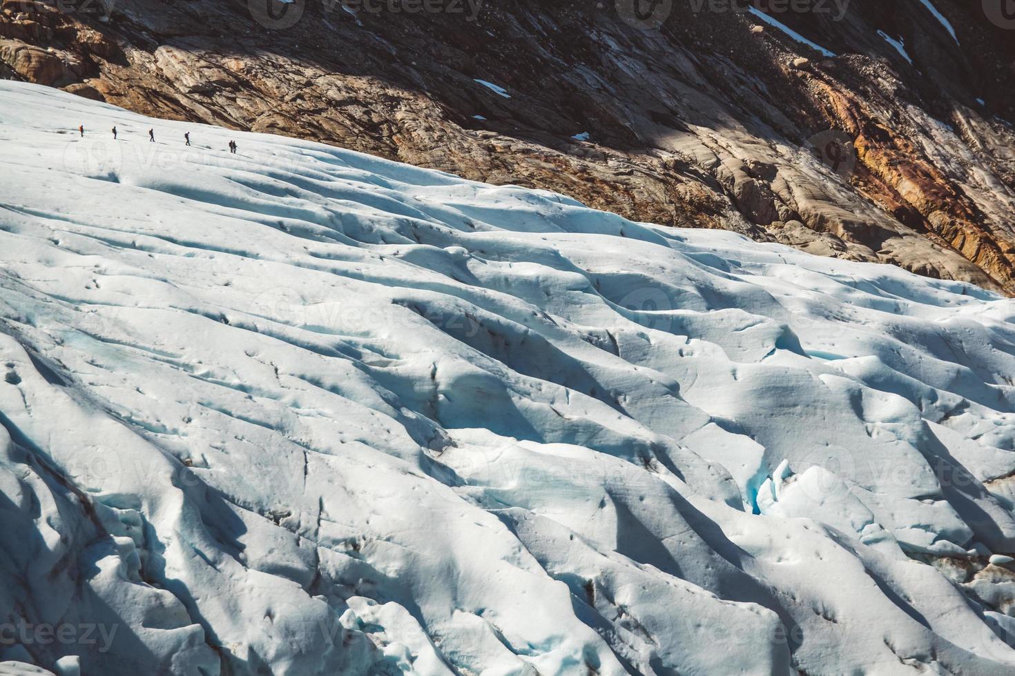 uno splendido scenario sulle montagne e il paesaggio del ghiacciaio svartisen in norvegia punti di riferimento della natura scandinava concetto di ecologia. neve blu e ghiaccio foto