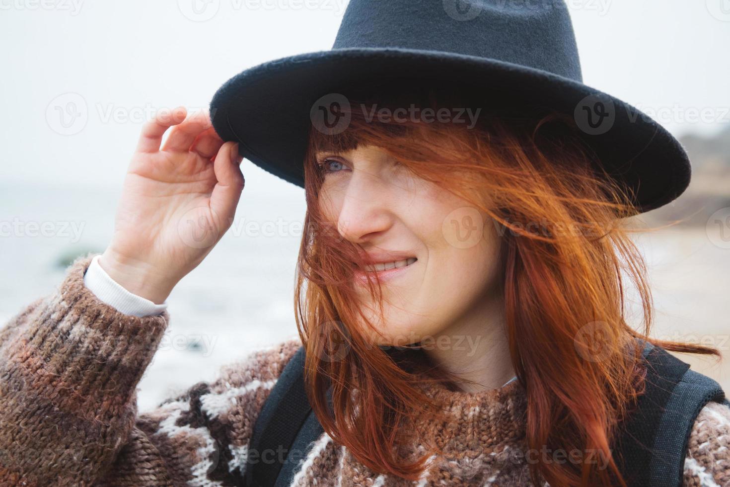 ritratto di una bella donna dai capelli rossi con un cappello foto